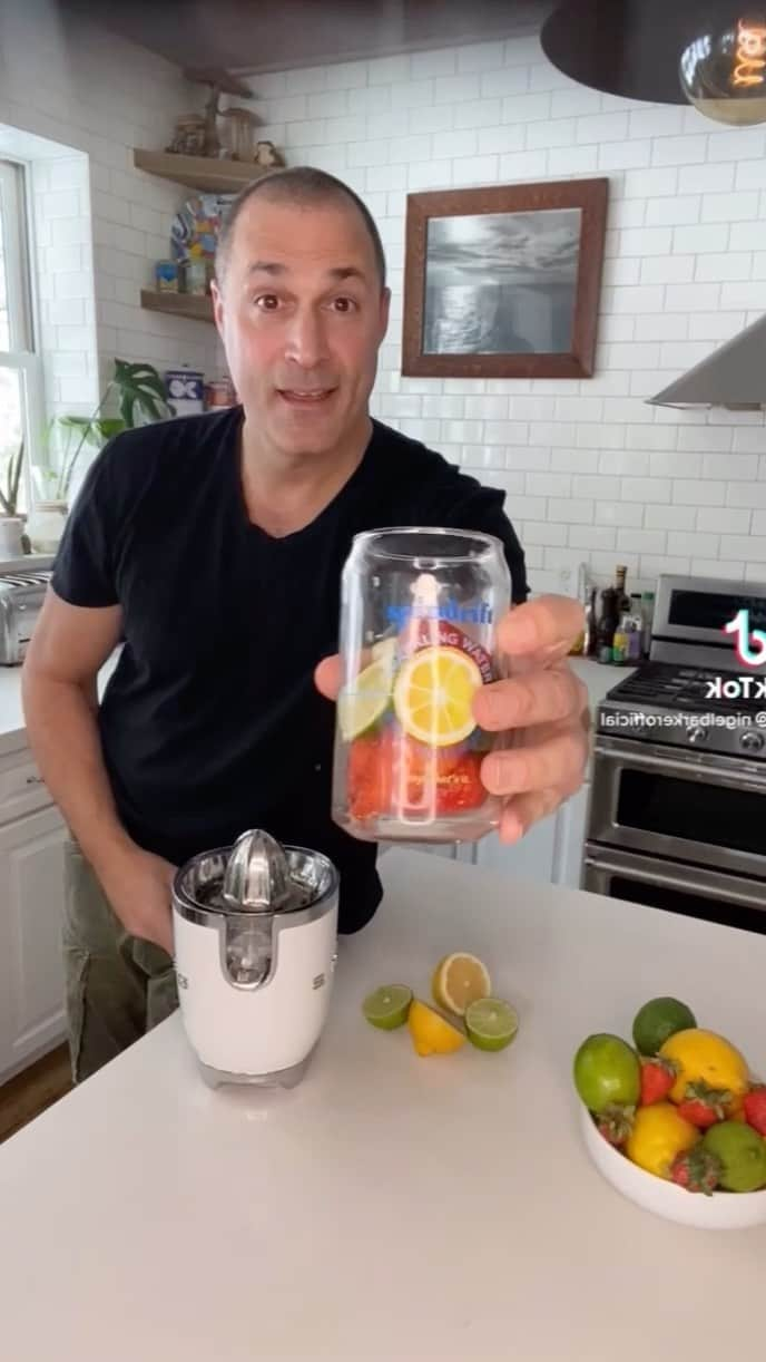 ナイジェル・バーカーのインスタグラム：「#AD When 2020 gave us lemons… @drinkspindrift has made Unsweetened Lemonade Sparkling Waters! In three classic flavors: Lemon Limeade, Pink Lemonade, and Strawberry Lemonade - And there’s no better way to celebrate Spindrift’s Lemonade launch than by giving YOU, the Drifter fam, a chance to try it first *while supplies last* - at no charge! Sign up for the Drifter newsletter and be on the lookout for an email early next week with all the info on how you can have the chance to taste the first batch - #linkinbio. 🍋 #yupthatsit」