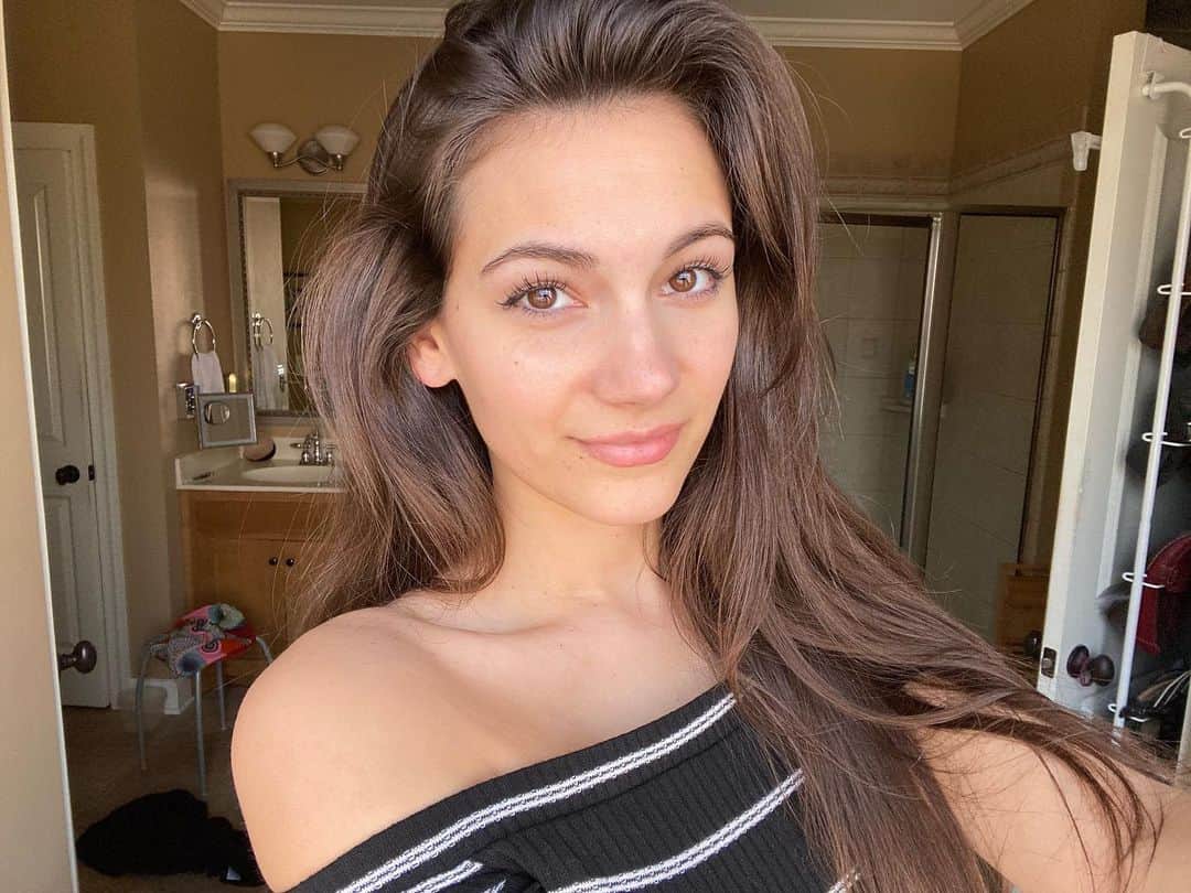 Alexia Rayeのインスタグラム：「Really happy with my skin lately 🥰🥰🥰🥰 I’ve been using the original @proactiv solution 3-step system, and my skin is loving it ALSOOO I have mascara on here but no foundation which is crazy to me LOL #proactivpartner #clearskinfeeling」