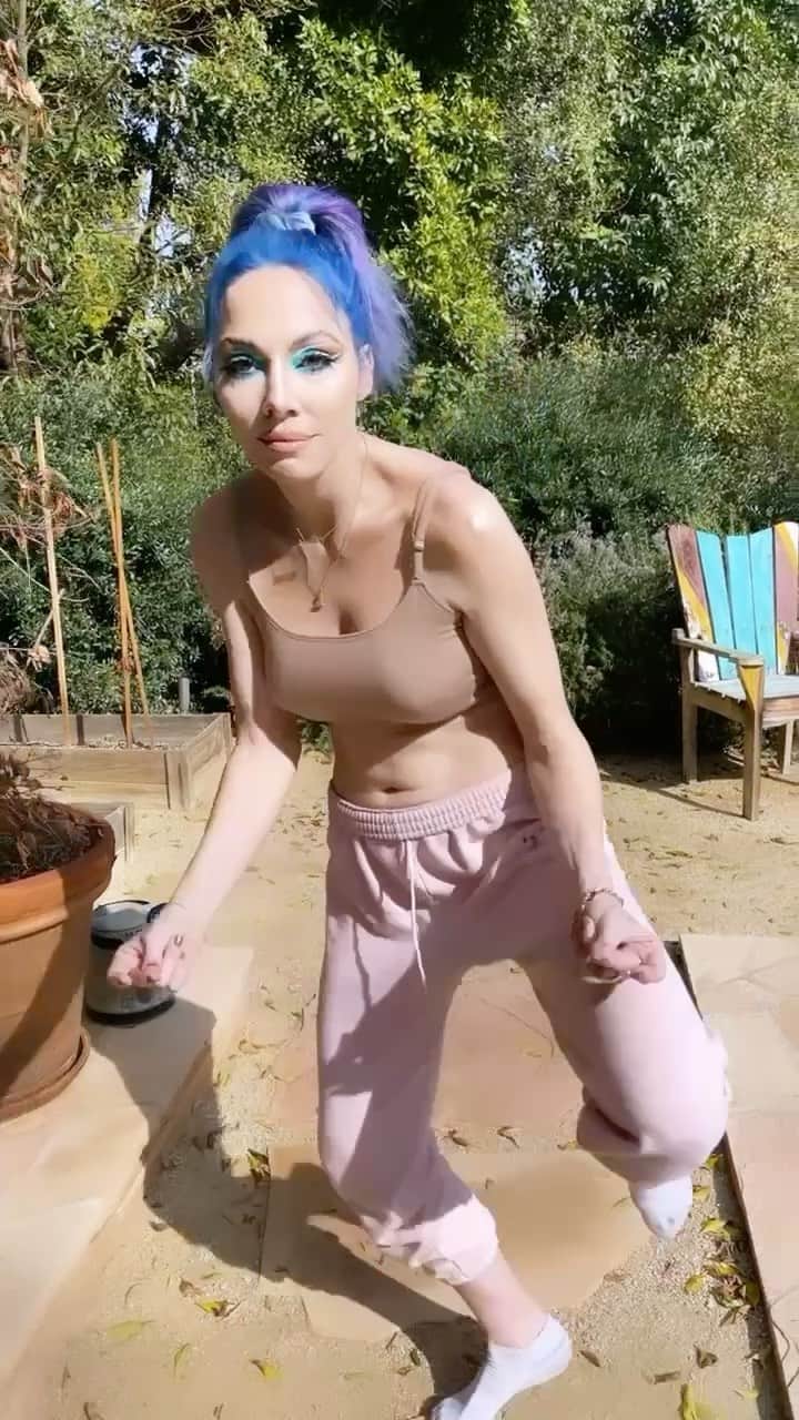 ウィットニー・カミングスのインスタグラム：「Will this make me relevant?」