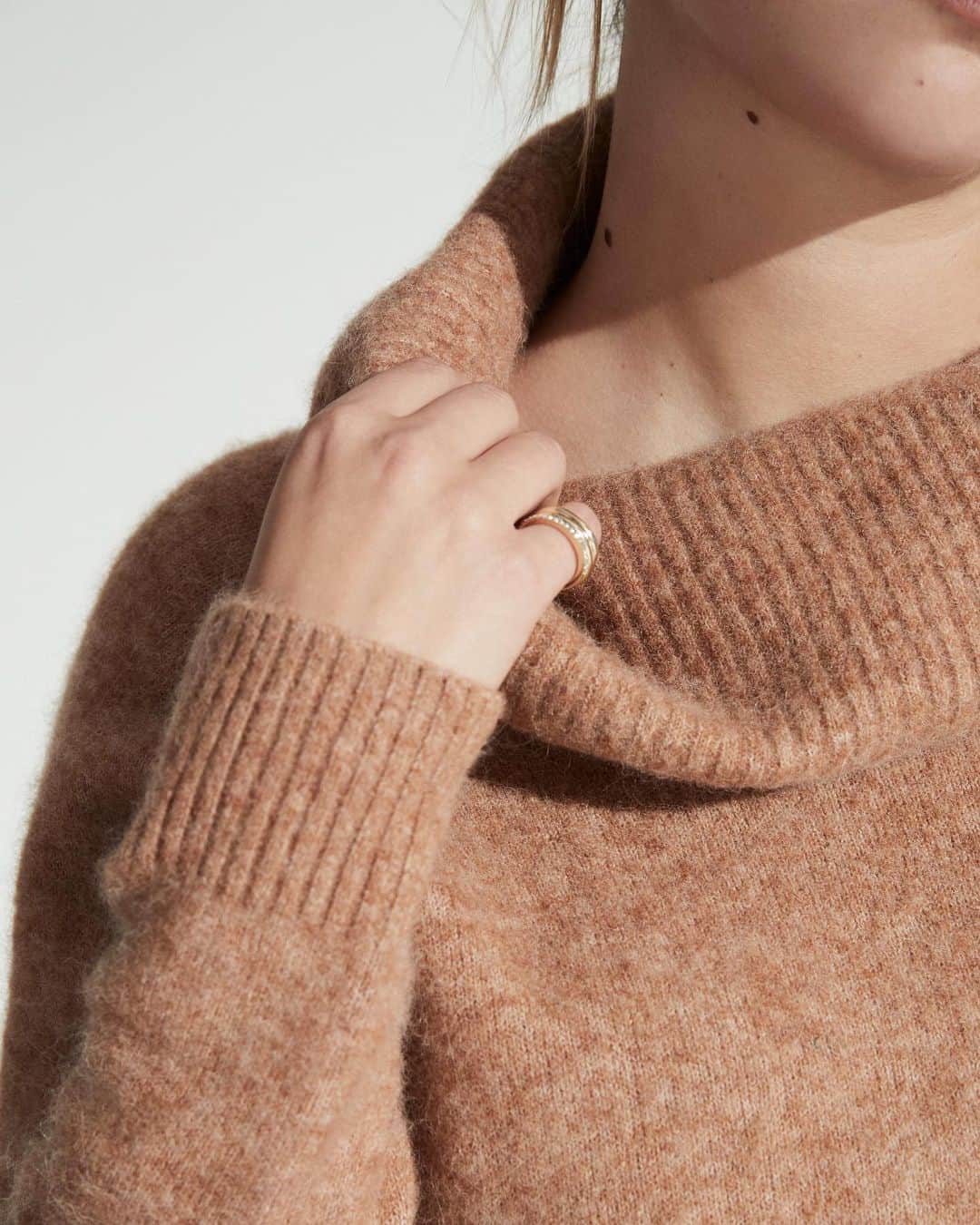 Banana Republic のインスタグラム：「Nothing says I love me better than an effortless, textured Cowl-Neck sweater you'll love forever. Crafted with a soft blend of wool, it's designed to embrace you in warmth.」