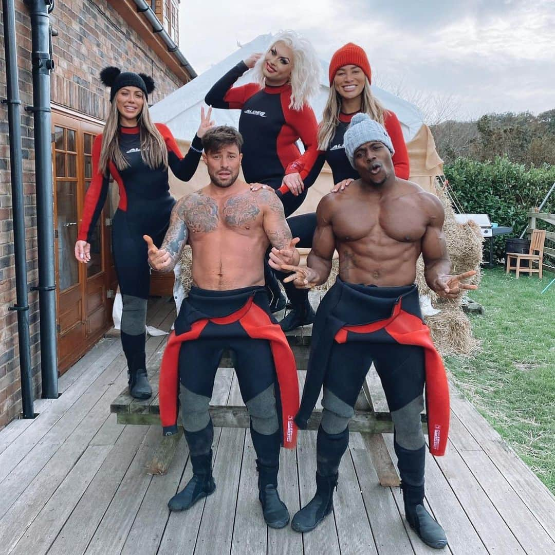 ホーリー・ヘイガンのインスタグラム：「Just call me Fiona queen of the swamp 🤣 the actual comedy was @nataliewoodstalent and @saffronrizzo trying to get me in that wetsuit 😭🤣#celebsonthefarm now on @mtvuk」