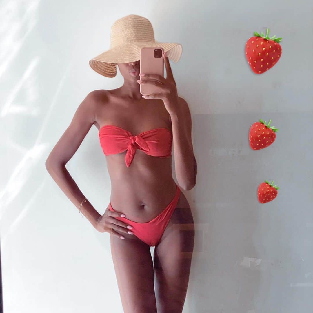 マリア・ボルゴのインスタグラム：「Day Off... Pick emoji ( 🌹❣️🍓) escolha emoji」
