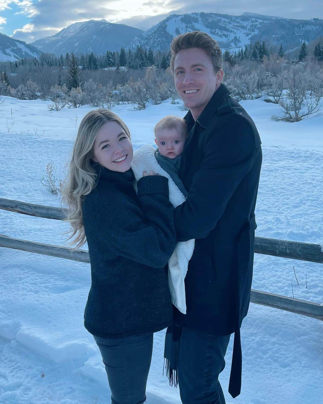サーシャ・ピーターズのインスタグラム：「Valentine’s Day photo drop 🤍」