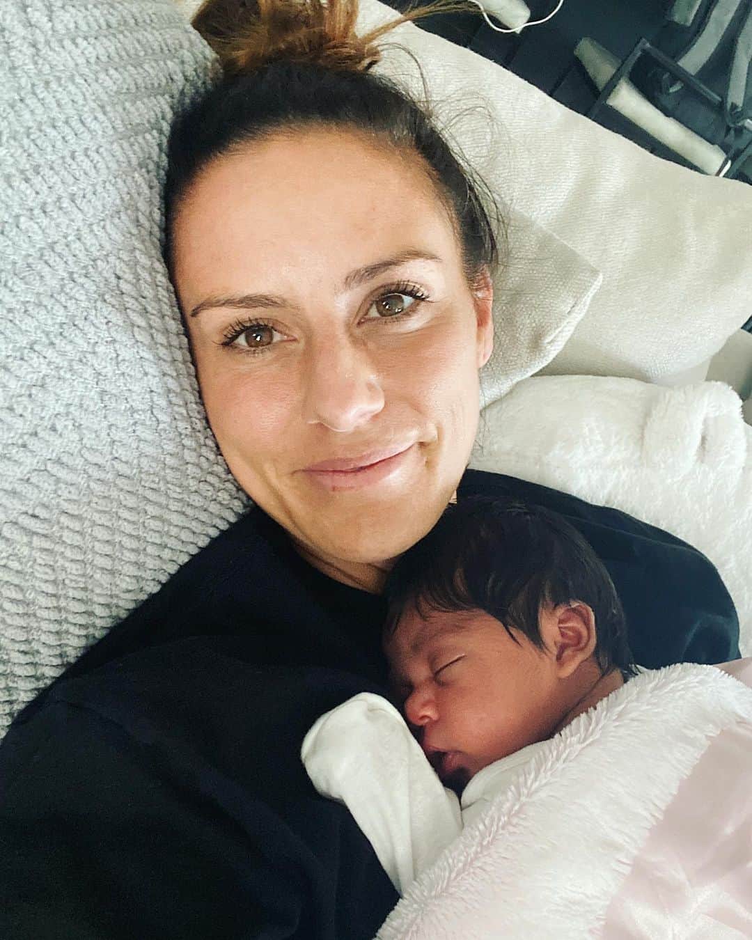 アリ・クリーガーのインスタグラム：「We haven’t slept a wink but who would with this little angel baby?! I threw on mascara for you guys to try and hide my bags so 🤣🤷🏻‍♀️💕」
