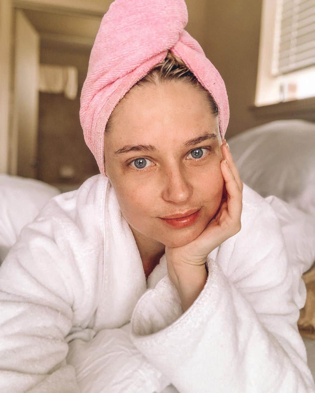 ジェネビーブ・モートンさんのインスタグラム写真 - (ジェネビーブ・モートンInstagram)「What a time to be alive! Posting a robe picture for no reason at all, yet I still spent a substantial amount of time trying to think of a relevant caption. There isn’t one. I’ve been thinking a lot about social media lately and why we use it, in my case today I’m posting irrelevant pictures. Why do you use it?」2月16日 6時11分 - genevievemorton