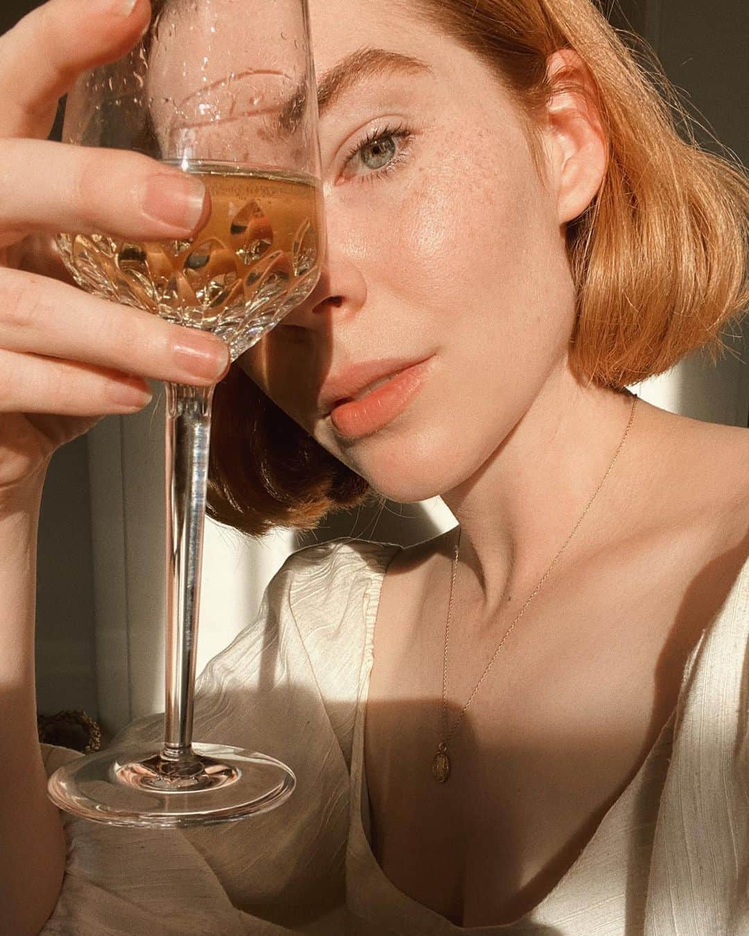 コートニー・ハルヴァーソンさんのインスタグラム写真 - (コートニー・ハルヴァーソンInstagram)「Golden hour yesterday felt especially golden. 🥂 Sipping out of my dream glassware from @collectoworld, and wearing some of my favorites (skincare, makeup, jewelry, and clothing-wise). Sometimes piling on all of your favorite things at once is a really really good idea. . . #beigeaesthetic #lestyleàlafrançaise #makeup #redhair #parisianstyle #beigepalette #freckles #parisianstyle #shorthair  PR sample featured」2月16日 6時13分 - prettylittlefawn