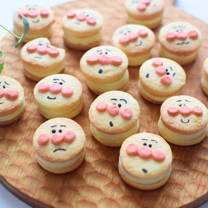 R i R y (リリー)さんのインスタグラム写真 - (R i R y (リリー)Instagram)「『#アンパンマン クッキー🍪❤️』　　  アンパンマンクッキーの作り方をご紹介🌿 バレンタイン終わっちゃったけどぜひおうち時間にぜひ作ってみてください🤎  Photo by﻿ @pi_cookies @miirururu ✴︎---------------✴︎---------------✴︎﻿ ﻿ ▶▶Instagram・Twitter・TikTokで掲載する写真を募集中📸﻿ カワイイ写真が撮れたら、@velle.jp をタグ付けするか、ハッシュタグ #velle_jp をつけて投稿してみてね♪﻿ ﻿ velle編集部と一緒にカワイイで溢れるvelleを創っていこう😚🤍  ✴︎---------------✴︎---------------✴︎﻿ #アンパンマン #手作りクッキー #おうちカフェ #カフェ #カフェ巡り #おしゃれさんと繋がりたい #お洒落さんと繋がりたい #カフェ好きな人と繋がりたい #おうち時間 #クッキー #アンパンマンクッキー #アンパンマンクッキーの作り方 #おうち時間 #バレンタイン #ホワイトデー」2月15日 21時23分 - velle.jp