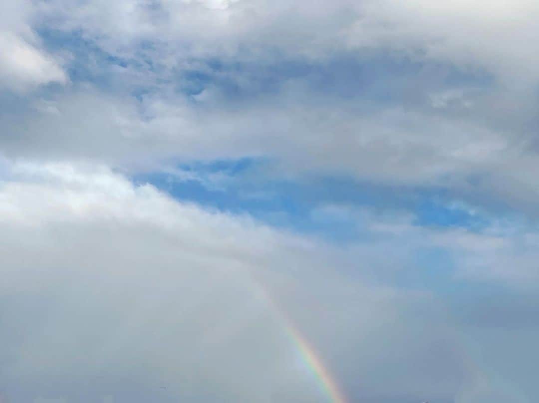 後藤夕貴のインスタグラム：「雨のち晴れ🌦 ㅤ ふと空を見上げたら虹がかかっていました しかもダブルレインボー！ 写真ではわかりづらいと思いますが、、 おすそわけです＾＾ ㅤ 🌈☁️✨」