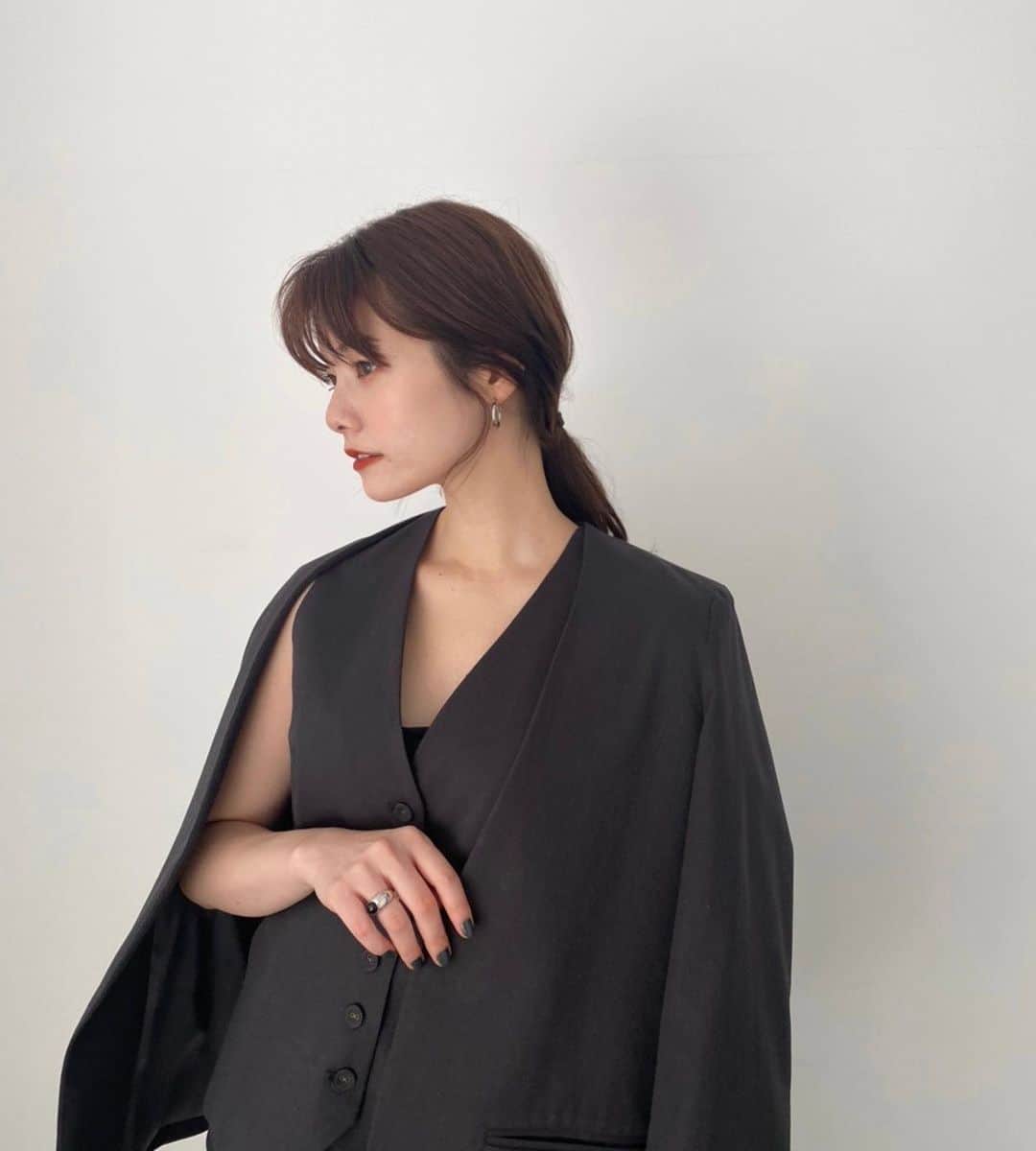 西谷菜々のインスタグラム：「. louren 2021 Spring  lookが公開されましたね🌼 今回もsnap参加させてもらってます✨  ビビッときたスプリングコートはずぅっと色悩み中… 皆さんお目当ては決まりましたか？☺️ #louren_2021spring」