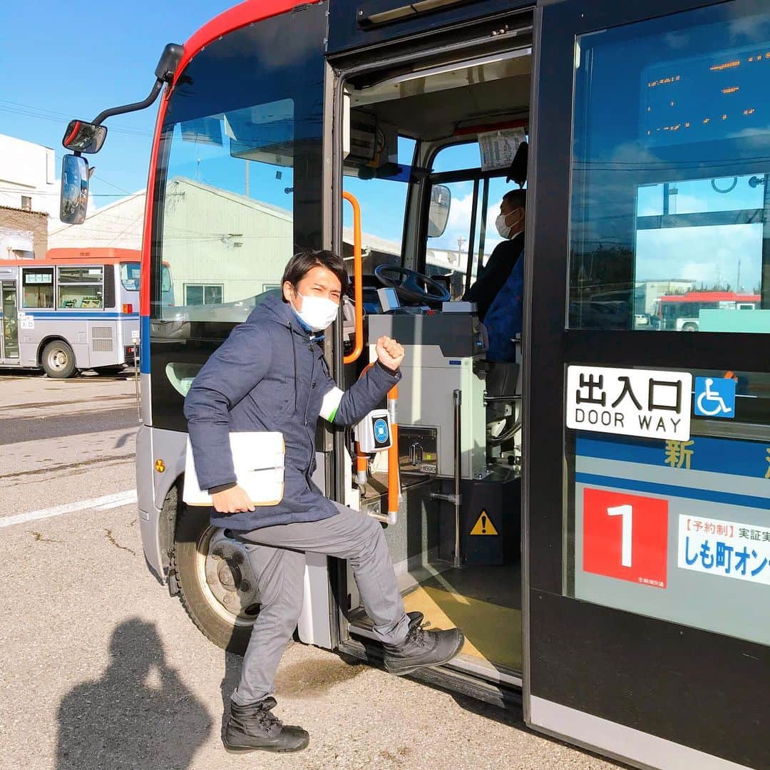 坂部友宏さんのインスタグラム写真 - (坂部友宏Instagram)「#SDGs #持続可能な開発目標  10代の皆様、年配の皆様、そしてバスを利用するすべての皆様。  バスの時間に合わせて、バス停に行く... ではなく、自分の時間に合わせて、バスが来る🚌  こんなバス、今あちこちにあります。  予約があって走るバス。 "オンデマンドバス"  今回は、 新潟市の新潟交通の「しも町オンデマンドバス」と、 胎内市の「のれんす号」を取材。  見た目は普通、でも中身はアイデアカー🥺  予約に応えてひた走る、効率化への道🤔 いつか、あなたの街でもオンデマンドバスを見る日が来ると思いますよ🚎  #オンデマンドバス #ゆうなび #坂部友宏  #運転手さん明るい  空席では未来にバスはつながらない🤔  でも 田園風景を走る空席の多いバスの車内で、 主人公が夕陽を浴びながら物思いにふける ...みたいなシーンは、 映画には残ってほしいですけどね🥺  #みんなで未来を想像しよう #少し今と違う未来  #でも知恵いっぱいの未来」2月15日 21時15分 - t_sakabe_bsn