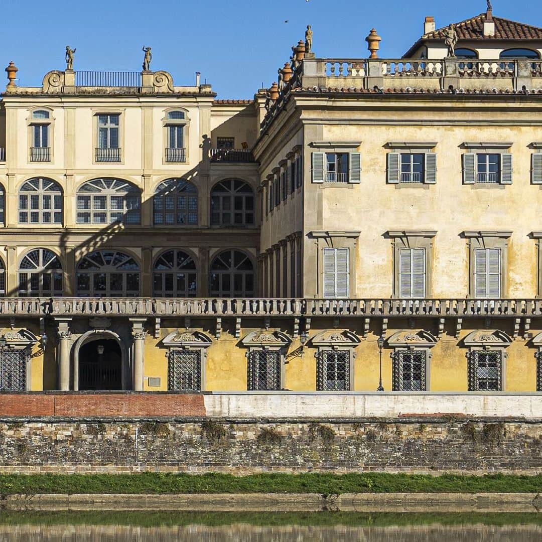 イルビゾンテのインスタグラム：「Palazzo Corsini is one of the city’s most opulent private palaces. The front of the building is reflected in all its splendor in the waters of the Arno river, a few steps from Ponte Vecchio. This block was once a large garden that housed a hunting lodge belonging to the Medici, the family under whose government Florence experienced the most extraordinary economic and cultural period of its history. #florence #palazzocorsini #ilbisonte #ilbisonteofficial #sustainability」