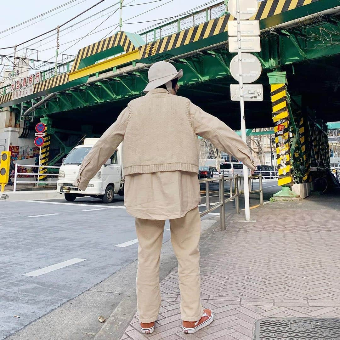 光永さんのインスタグラム写真 - (光永Instagram)「オールベージュコーデ🍞🥯🥐 シャツジャケットの上から、ゆったりショート丈のニットベストを合わせて◎ ハットの紐部分のチラチラ見えるパープルもアクセント👒 . 帽子：#override シャツジャケット：#forever21  コーデュロイパンツ：#chaos ニットベスト：#Xitao スニーカー：#VANS(#beautyandyouth) コート：#Laurenhi . . #ootd #ワントーンコーデ #ベージュコーデ #オールベージュ #レイヤード #重ね着 #レイヤードコーデ #メンズライクコーデ #ボーイッシュコーデ #ニットベスト」2月15日 21時17分 - hinata_official__