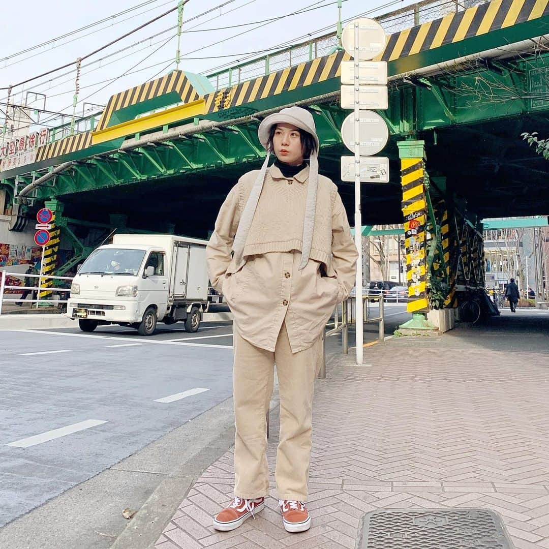 光永さんのインスタグラム写真 - (光永Instagram)「オールベージュコーデ🍞🥯🥐 シャツジャケットの上から、ゆったりショート丈のニットベストを合わせて◎ ハットの紐部分のチラチラ見えるパープルもアクセント👒 . 帽子：#override シャツジャケット：#forever21  コーデュロイパンツ：#chaos ニットベスト：#Xitao スニーカー：#VANS(#beautyandyouth) コート：#Laurenhi . . #ootd #ワントーンコーデ #ベージュコーデ #オールベージュ #レイヤード #重ね着 #レイヤードコーデ #メンズライクコーデ #ボーイッシュコーデ #ニットベスト」2月15日 21時17分 - hinata_official__