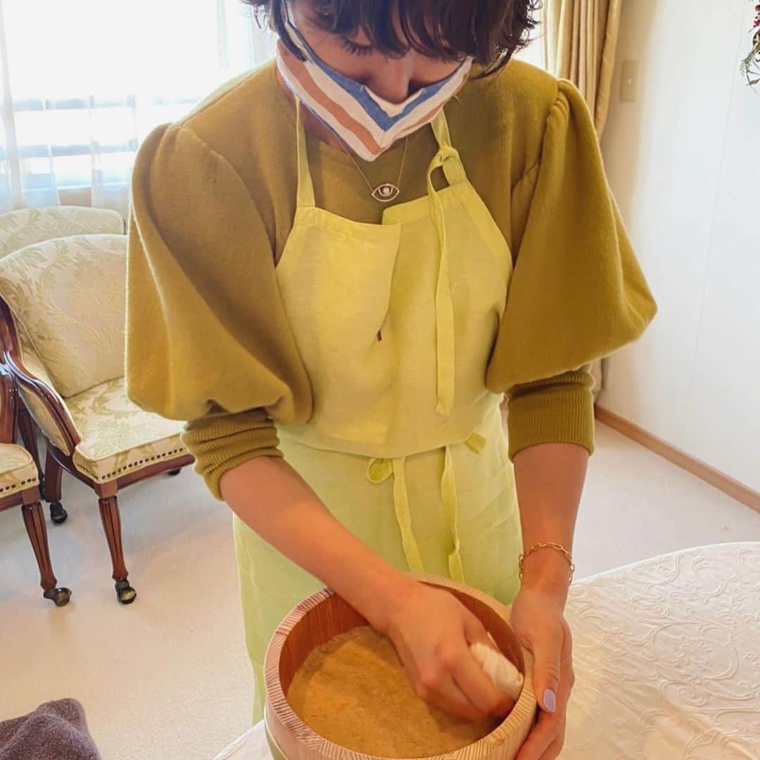 風間ゆみえのインスタグラム：「味噌仕込み、数年前まではひとりで黙々とやっていましたが、皆んなで仕込むのも楽しいです♡  一昨年、昨年に引き続き、大好きなヤマト薬膳のオオニシ恭子先生のお味噌仕込みにも参加させてもらいましたが、「お味噌も生きものだからね、楽しいメンバーが集うと場のエネルギーが良いものになるから美味しいお味噌になりますね。」とおっしゃっていました。今年のお味噌も楽しみです。  ニット、エプロン、マスク、　@mylan_official」