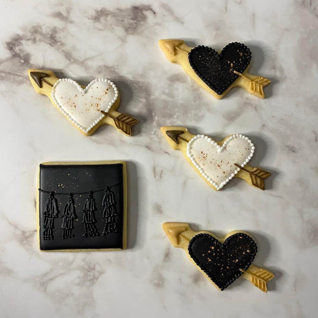 のインスタグラム：「バレンタイン企画🎁  モノクロデザイン🤍🖤のアイシングクッキー  レッスン中、見本がわりに作った 私の作品photo🤳  アイシングクリームには卵白から作ったオリジナルを使用しました🥚  #アイシングクッキー #モノクロ #白黒 #タッセル #ダイヤモンド #ダイヤ柄 #ロイヤルアイシング #ハート #ハート柄 #モノクロコーデ #モノクロ写真 #ゴールドパウダー #宝石クッキー #ダイヤモンドジュエリー #ジュエリーボックス #ハートのケーキ」