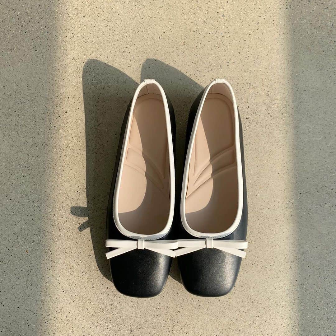 カン・ヘヨンさんのインスタグラム写真 - (カン・ヘヨンInstagram)「그!리!고! 드디어 이번주 금요일🥿🤍🖤 오픈 전 이벤트를 뭘로 해볼까요. 흐아 두근두근..... 가장 기대되는 이번 #플랫 오픈😍  + 참고로 사이즈는 220-260mm 다양해요🙌🏼」2月15日 21時22分 - mangdoo_noona