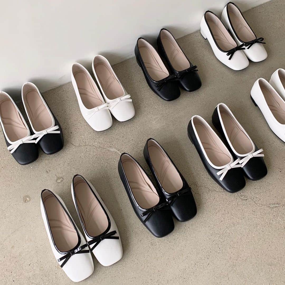 カン・ヘヨンさんのインスタグラム写真 - (カン・ヘヨンInstagram)「그!리!고! 드디어 이번주 금요일🥿🤍🖤 오픈 전 이벤트를 뭘로 해볼까요. 흐아 두근두근..... 가장 기대되는 이번 #플랫 오픈😍  + 참고로 사이즈는 220-260mm 다양해요🙌🏼」2月15日 21時22分 - mangdoo_noona