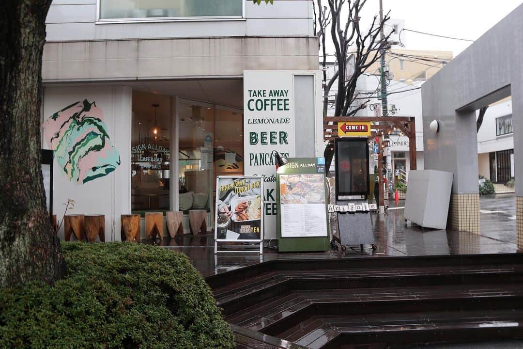 石井輝明さんのインスタグラム写真 - (石井輝明Instagram)「代官山。 コーヒーの写真を撮り忘れちゃってたので、最近もらった最高のプレゼントの写真で勘弁してください。 これセンスの塊。  #signallday #cafe #coffee #カフェ #喫茶店 #東京カフェ #代官山カフェ #カフェ芸人 #今日も良い一日だった #ハプニングを笑える日々 #それってすごい幸せなことなんだと思う #思い通りにいかない事ばっかりだけど #それを楽しめたらこっちのもん #ちょっとええ事書いてもうた #ええ事書いてもうたなぁ #ええ事書いてもうたなぁ #二回書くくらいええ事書いてもうた」2月15日 21時22分 - comandanteishii