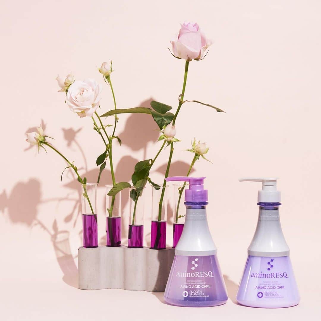 のインスタグラム：「アミノレスキュースムースシリーズは﻿ 落ち着いたディープフローラルの﻿ 魅惑の香り💜﻿ ﻿ 他にはないオリジナルのブレンドは﻿ 一度使ったら手放せなくなる人続出🙋‍♀️🙋🏻‍♀️🙋🏼‍♀️💐﻿ ﻿ ﻿ #aminoresq #アミノレスキュー #shampoo #シャンプー #treatment #トリートメント #haircare #ヘアケア #scalpcare #スカルプケア #アミノ酸 #アミノ酸シャンプー #new #newface #サロン品質 #モイスト #moist #smooth #保湿 #ハリコシ #ツヤ髪 #サラサラ  #ダメージケア #低刺激 #美髪 #healthy #beauty #良い香り #香りフェチ #floral」