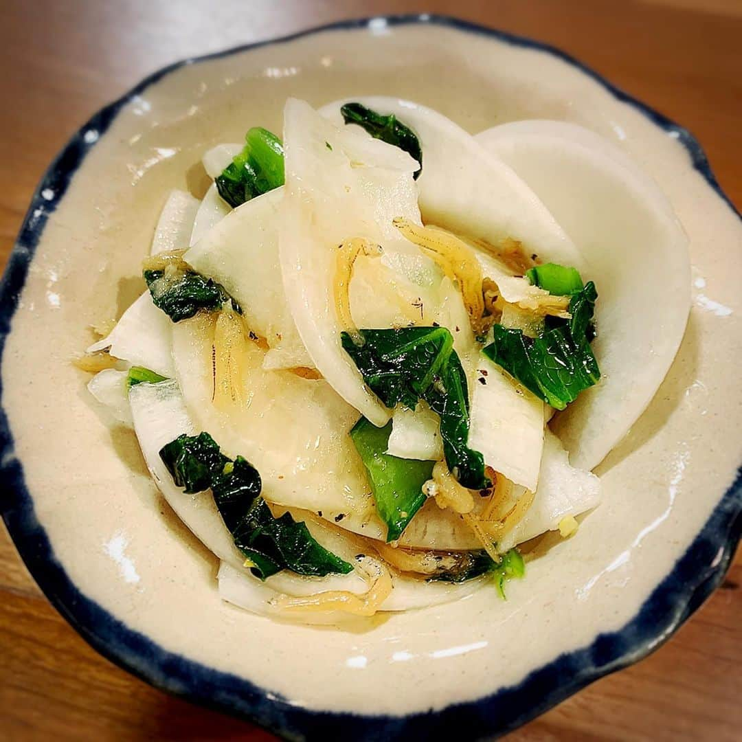 名塚佳織さんのインスタグラム写真 - (名塚佳織Instagram)「⭐︎ 今夜は… ＊ネギトロまぐろ丼 ＊酒粕入り生姜豚汁 ＊カブとじゃこのサラダ  今日は鮪が割引だったのでまぐろ丼♡ あと、いただき物の酒粕を入れて、 冷蔵庫の残り野菜で豚汁♪ 生姜もたっぷり入れたので 体ぽかぽか(∩ˊ꒳ ˋ∩)･*♡  #おうちごはん」2月15日 21時31分 - nazuka_kaori424