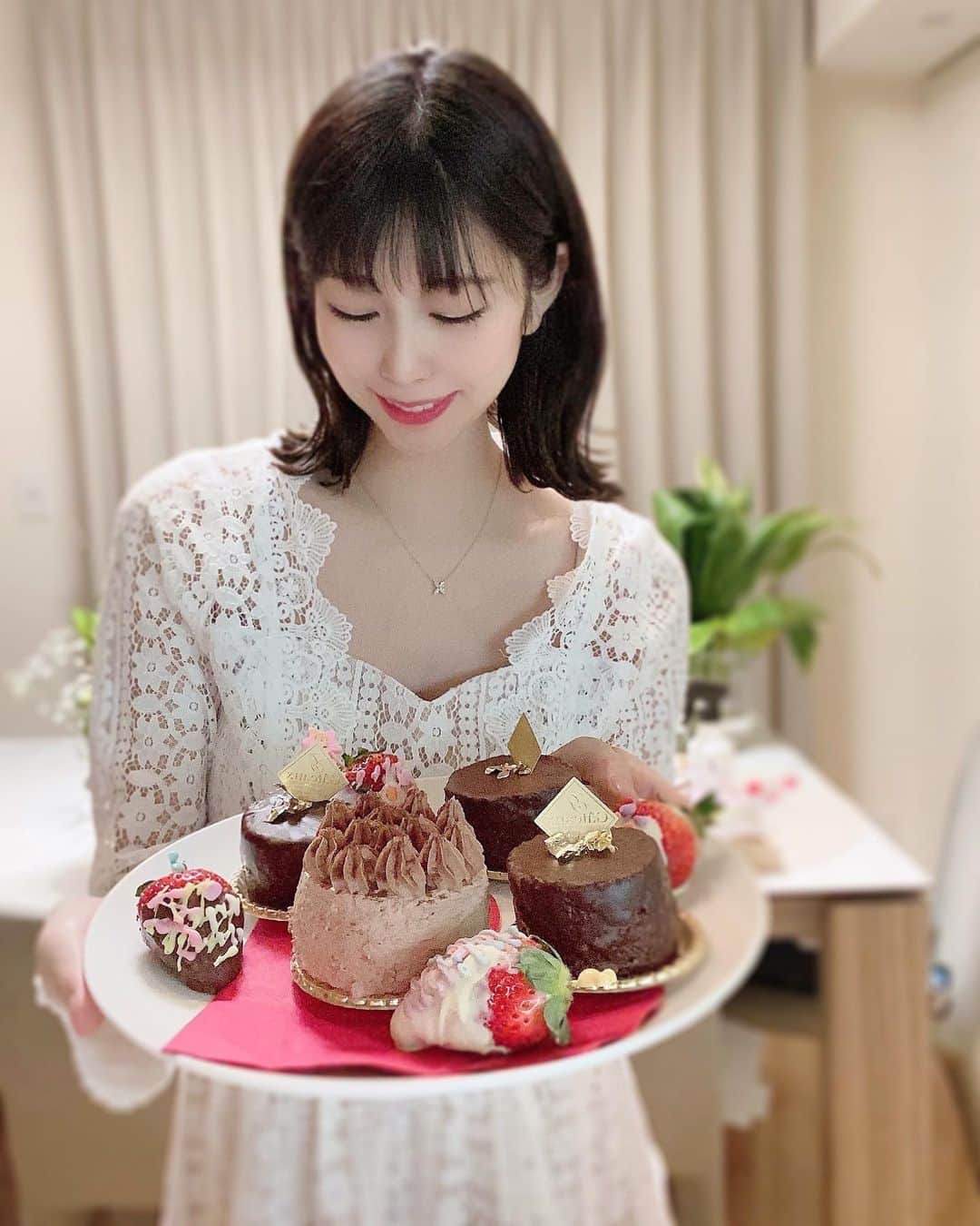 倉岡生夏のインスタグラム：「白ワンピース👗 ・ ・ 我が家のバレンタインプレート🍫 バレンタインはレースの白ワンピースをきました💓 ・ ・ 先日カフェの時に着た時は髪の毛長かったので全然イメージがちがう⭐️ ・ ・ おうちでもおしゃれできてよかったです💓 ワンピースは、　@emiriawiz_official  のものです^_^ ・ 黒もかわいくて悩みました⭐️暖かくなるから爽やか白な気分にしてみました💓 ・ 早くおしゃれしてお出かけできるといいなぁ⭐️ ・ ・ ・ #バレンタインコーデ  #デートコーデ  #大人可愛い #大人可愛いコーデ  #ミディアムヘア  #チョコレートケーキ  #手作りケーキ  #スイーツ作り  #おうちカフェ #スイーツ好きな人と繋がりたい  #emiriawiz  #おうちおやつ  #アラサーコーデ  #アラサーママ  #valentineday  #ootd  #chocolatecake  #fashiongram」