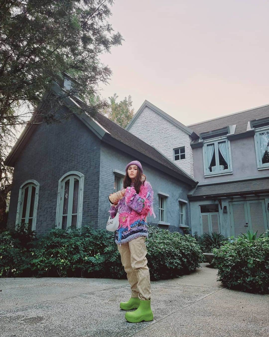Araya Alberta Hargateのインスタグラム：「ยังสัญจรอยู่ #หนาวจริงนี่ไม่ได้เว่อ」