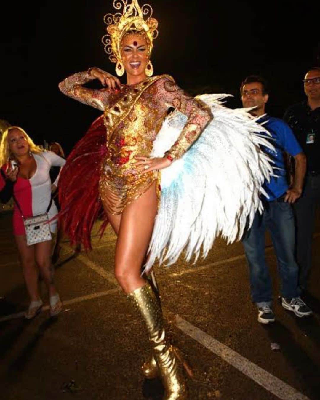 Ana Hickmannさんのインスタグラム写真 - (Ana HickmannInstagram)「Bom dia!! Os melhores beijos são do carnaval, né @alewin71?! ❤️ #carnaval #desfiles #amor #lembranças」2月15日 21時25分 - ahickmann