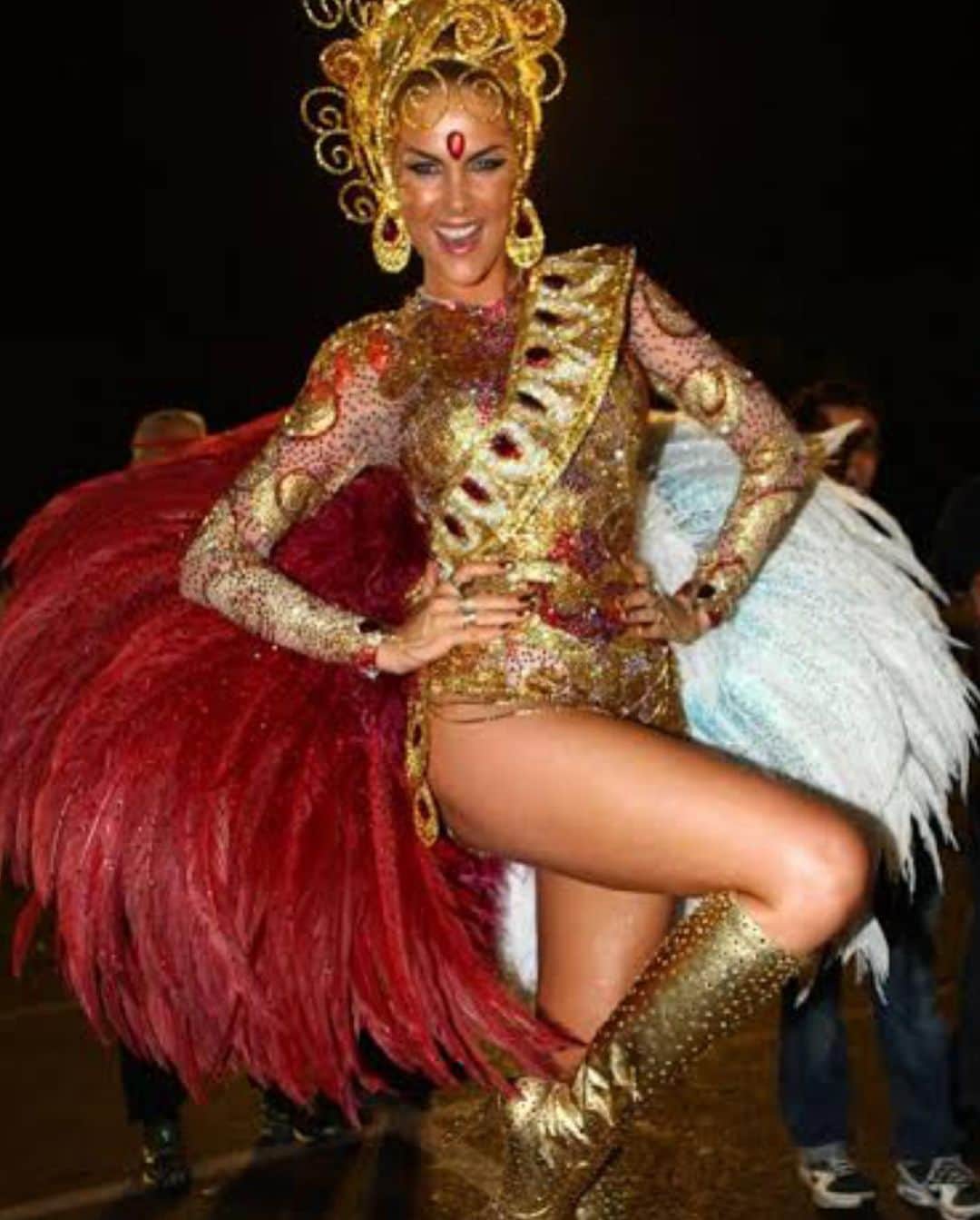 Ana Hickmannさんのインスタグラム写真 - (Ana HickmannInstagram)「Bom dia!! Os melhores beijos são do carnaval, né @alewin71?! ❤️ #carnaval #desfiles #amor #lembranças」2月15日 21時25分 - ahickmann