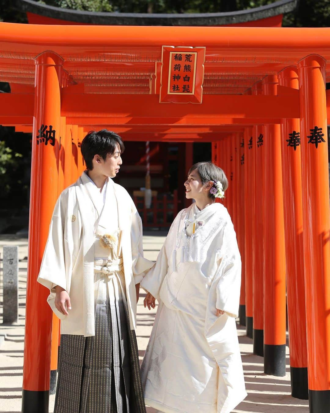 juno_jinjakonのインスタグラム：「#juno神社婚 お客様レポ ショートカットに白無垢、そして何よりも新郎さまを見つめる笑顔がとってもキュートなお嫁さま♡ おふたりの幸せそうなお姿は、見守る方々も幸せな気持ちにします。 🌿 - infomation ! JUNO神社婚×レストランひらまつ Special Fair-🕊  ◻︎福岡有数の有名神社を神社プランナーが現地にてご案内  ◻︎ 神社婚プランナーによるプランや準備期間のこと、スケジュールなどのご案内  ◻︎ JUNOの和装ご試着体験  ◻︎ レストランひらまつにてご試食 . . 神社挙式について、深くイメージしていただけるスペシャルなフェアです◎  フェアご参加特典もございます。  神社挙式や家族婚を検討している方、 時期や結婚式のスタイル、人数... まだお決まりでない方も、安心してご参加ください。 神社婚プランナーが、ひとつひとつ丁寧にご案内いたします。  日時 2021年2月20・21日  時間 10:00　2組 13:00　2組 ※1日　4組限定  ご予約は @juno_jinjakon  TOP予約ページ もしくはお電話（０１２０－７９１－２５９） にてお待ちしております。  *﻿﻿ #juno和装コーディネート #神社挙式　#junowedding  #レストランひらまつ #家族婚　#結婚式アイデア #福岡花嫁#和婚#神社式 #綿帽子 #福岡神社　#福岡結婚式　#フォトウェディング　 #ショート花嫁　 #白無垢 #和装フォト#和装前撮り #和婚 #japanesewedding #福岡プレ花嫁 #プレ花嫁 #大人花嫁#日本の結婚式#少人数結婚式  ﻿」