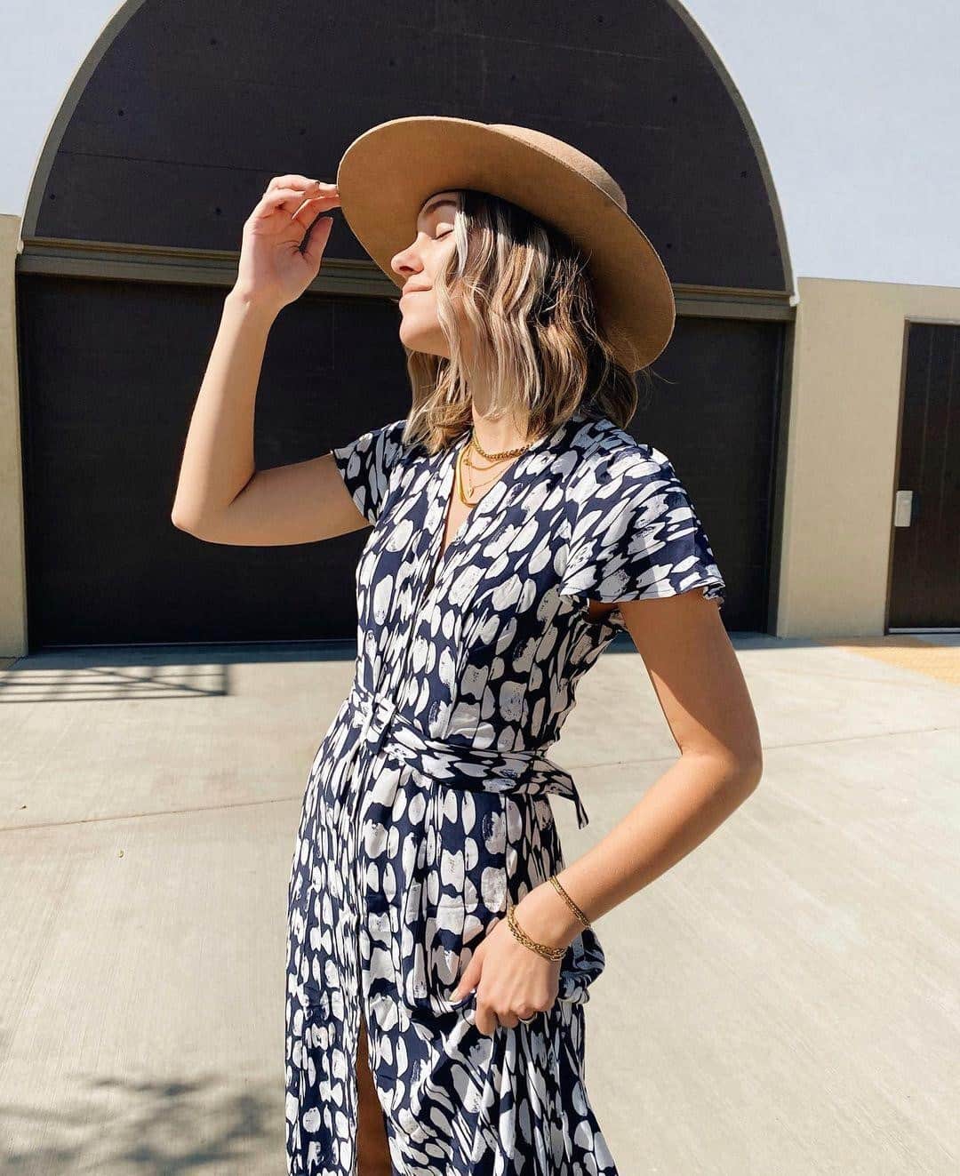 フレンチコネクションのインスタグラム：「Our best-selling Islanna midi dress is back & in a new hue 💙(📷: @katielynnestyle).  #FrenchConnection #MyFC」