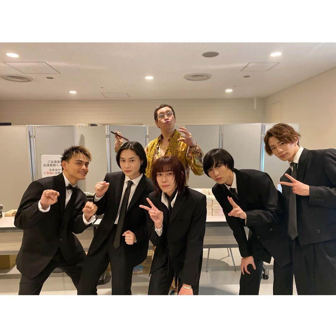 FlowBackさんのインスタグラム写真 - (FlowBackInstagram)「本日小児がん治療支援チャリティライヴ「LIVE EMPOWER CHILDREN 2021 」にFlowBack 出演させて頂きました！  画面を通して小児がんという病気と闘っている子供達へ少しでも勇気と、明日への笑顔の為に精一杯ライブパフォーマンスをさせて頂きました。  音楽はいつもみんなのそばにあり、どんな時でも寄り添います。 本日披露させて頂いた楽曲を始め、FlowBackの音楽が少しでも心に寄り添えるものであるよう、 そしてこれからも沢山の方を笑顔に出来るようにFlowBackは活動して行きますのでこれからも宜しくお願い致します。  なお、本イベントはアーカイブ配信がありますのでぜひご覧ください。  この「LIVE EMPOWER CHILDREN」を通して活動と支援の輪が広がる事を切に願っています。  #lec2021  #TRF さん　#ピコ太郎 さん #FlowBack」2月15日 21時40分 - flowback_insta