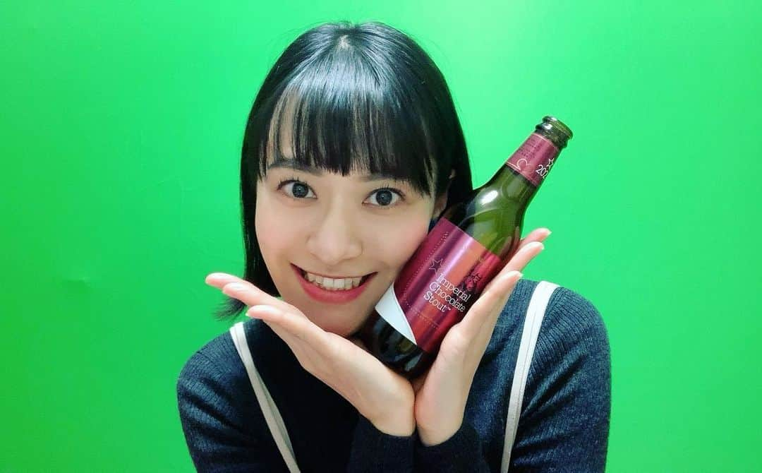 小板奈央美のインスタグラム：「昨日のバレンタイン💓 あなたはチョコ派🍫？ わたしはビール派🍺！ ・ ・ ・ #こいたチャンネル 更新！ 【ビール女優】バレンタインにピッタリ！間に合わなかったけどな！！チョコビールが美味しすぎました！！！ youtu.be/YAiWkGTFUlE ・ 美味し過ぎたので、ホワイトデーまでに他の種類もゲットしとこうと思います😎 ・ ・ #ビール女優 #小板奈央美 #こいたチャン」