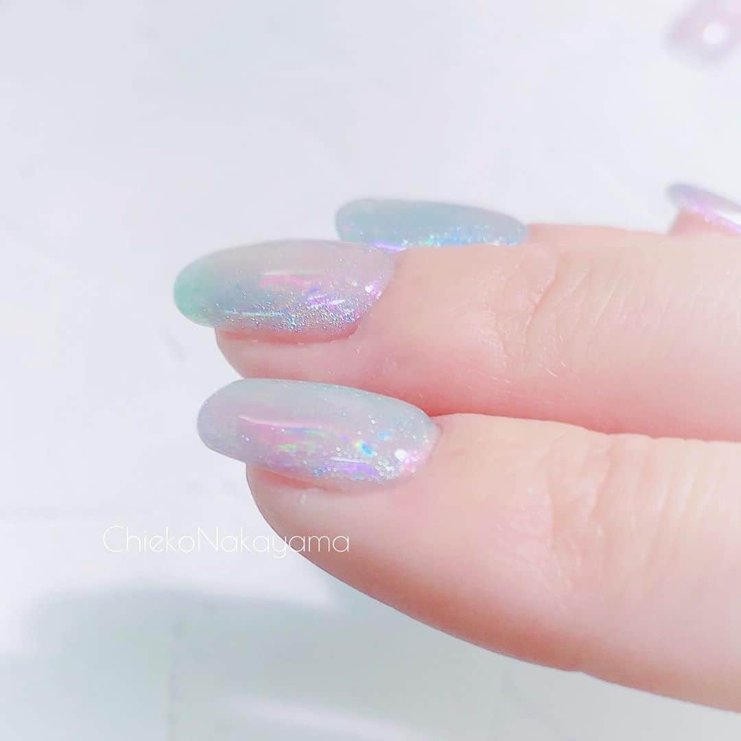 なかやまちえこのインスタグラム：「Aurora nails💫⠀ ⠀ 右手のオーロラが写真撮るの苦戦してますが、こちらが肉眼で観たときに一番近いです！⠀ ⠀ 作り方は左手は#youtube で全編観れます😳⠀ 右手はIGTVにUPしています。明日YouTubeにもUP予定です。 ⠀  PREGEL・Betty gel・きまぐれキャット・PREANFA・PREXY商品は、⠀ ネイリストの方は↓ ⠀ プリモール @nail_premall ⠀ http://gelnailshop.com/ ⠀ キャンディポケット @candypocket_official ⠀ http://www.beautysupport.jp/sm/script_main/shoptop.php ⠀ セルフの方は↓ ⠀ ジョイアート @joyartofficial ⠀ http://joyart.biz/ ⠀ ⠀ にて購入頂けます☺️⠀  #nail #nails #nailart #ネイル #美甲 #ネイルアート  #japanesenailart #manucure #japanesenails #manicurist #gelnails #أظافر #네일아트 #미용 #vẽmóng #ngườiđẹp  #เพ้นท์เล็บ #искусствоногтя #artedeuñas #เพ้นท์เล็บเจล #ジェルネイルデザイン #オーロラネイル #auroranails @pregelofficial @kimagure_cat_whim @bettygel_official @prexyofficial」