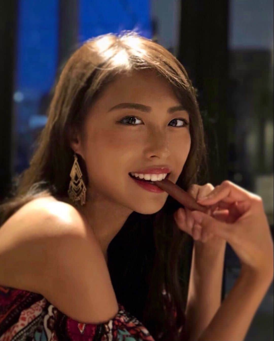 澤井玲未のインスタグラム：「突然ですが！ これ何食べてると思いますか?？💭  正解は…オクラです💡😂 赤色のオクラ見たことあります？😳❤️ 角がない丸い【丸オクラ】 沖縄では【島オクラ】とも言われているそうです🌺  しかもこの赤いオクラは加熱すると色が落ちてしまうので生で食べるの🥰 味はしっかりオクラでした🐠💕  沖縄特有のご飯を食べれるのも旅行の醍醐味だよね！✈️  宮古島に行ったら必ず行くお店🍻💕@watowa_miyakojima  島人も集まる、宮古の食材を堪能できるので是非行ってみてください☺️✨  〜サンゴは産卵後、石や岩に卵が着床して育ちます🥚🌈 目には見えないほどの小さなサンゴの赤ちゃんを守る為に、宮古島ではノータッチサンゴマナーをお願いしています〜  【ノータッチサンゴマナーとは？】 ①立たない ②歩かない ③蹴らない ④触れない ⑤餌付け禁止  @sdgs_miyakojima_okinawa  のフォローも是非してね💕  【いいね❤️コメント💭シェア】が審査基準になります、2/21までご協力お願いします🧜🏽‍♀️💜 #ノータッチサンゴマナー #notouchcoral #宮古島 #miyakojima #diving#divinginstructor#scubadiving#ダイビング#スキューバダイビング#ダイビングインストラクター#沖縄#okinawa#珊瑚礁#coral#ダイビング女子#ダイビング好きな人と繋がりたい #旅行#南国#海#夏#padi#沖縄好きな人と繋がりたい#海好きな人と繋がりたい#青の洞窟ダイビング #宮古島ダイビング#ダイビングモデル#小麦肌#underthesea#sdgs」