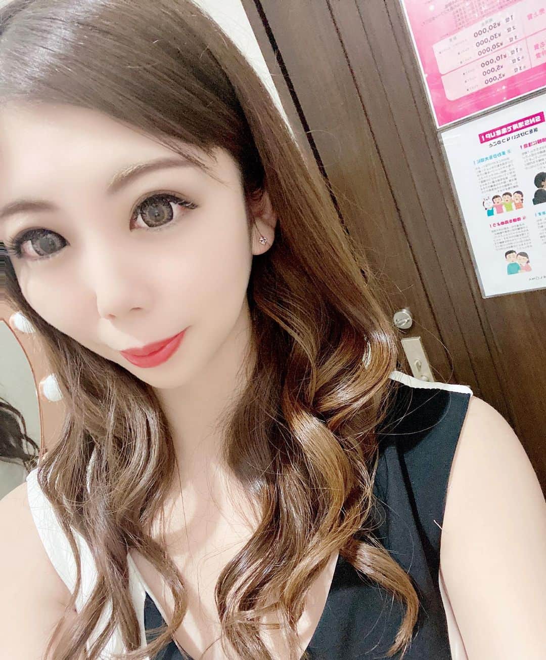 安藤ユキのインスタグラム：「今更ながらにSwitch買ったの🤣 夜寝る前にスプラトゥーンやってるんだけど激弱だからクリアするのに凄い時間かかる🤣笑  #バルセロナグループ #キャバ嬢 #キャバクラ #北海道 #札幌 #すすきの #美女 #美人 #美容 #可愛い #ニュークラブ #ホステス #ススキノ #ラウンジ #ガールズバー #飲み屋 #水商売 #呑み #キャバ #かわいい女の子 #さっぽろ #ニュークラ嬢 #ポケパラ #ナイツ #ニュークラ #ニュークラ嬢 #すすきのグルメ #札幌観光 #likefoflike #follow4follow」