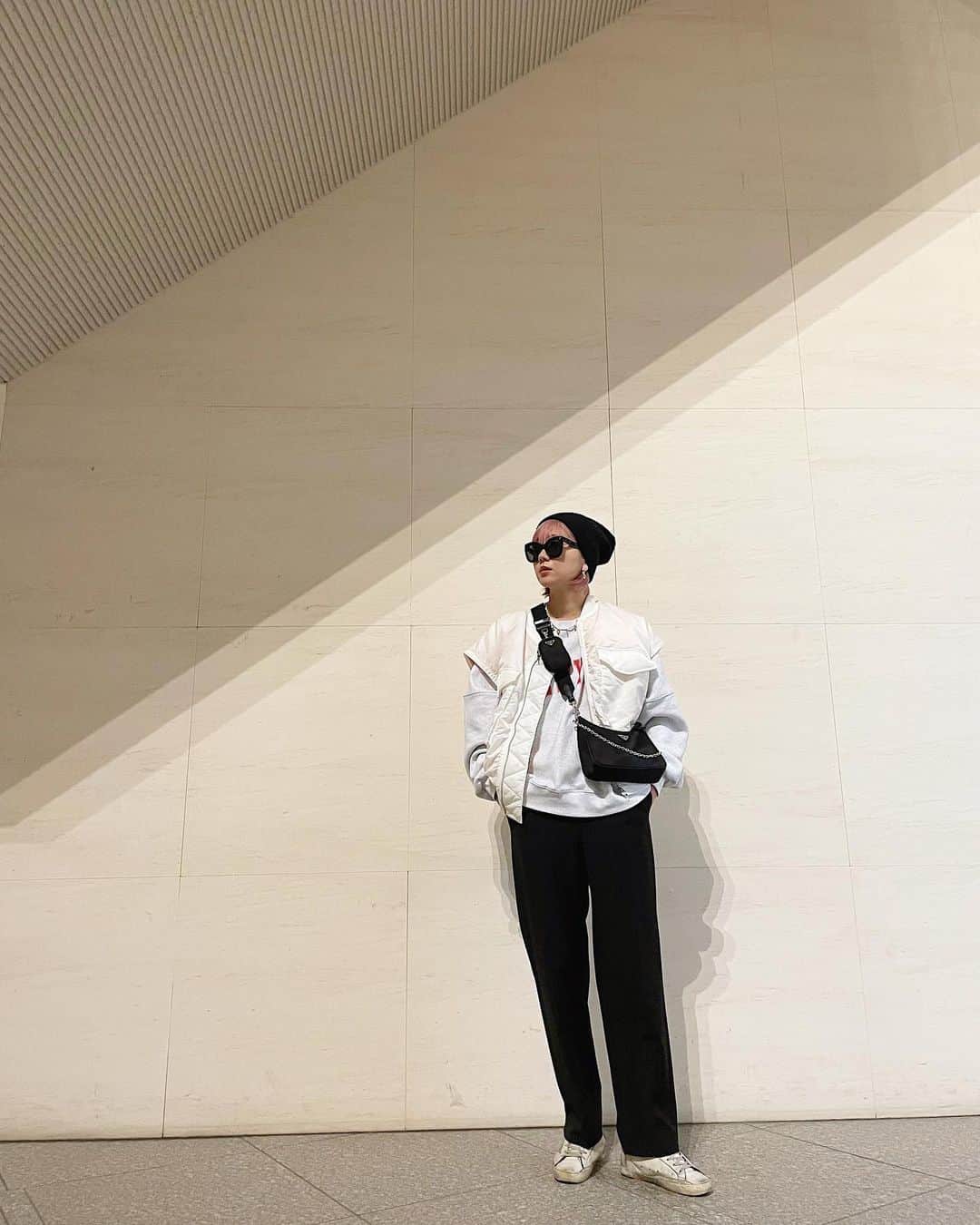 橋本江莉果のインスタグラム：「ベストになっちゃうMA-1がちょうど良かった🤍﻿ ﻿ 久々にニット帽をかぶったけど、やっぱり好きぃ〜🖤﻿ ﻿ #coordinate #outfit #ootd #fashion #style #styling﻿ ﻿ クレジットは #WEAR 👉🏻【erica0114】﻿ またはタップにて👆🏻📝」