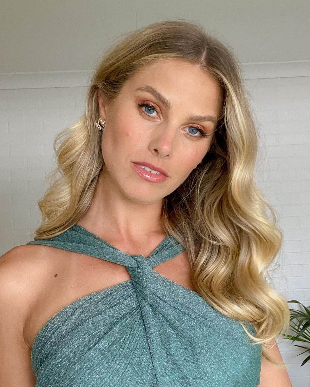 ナタリー・ジェーン・ローザーのインスタグラム：「A weekend full of love 💙 Congratulations @erinvholland & @cuttsy_31 🥂 Thank you for inviting us to celebrate with you!」