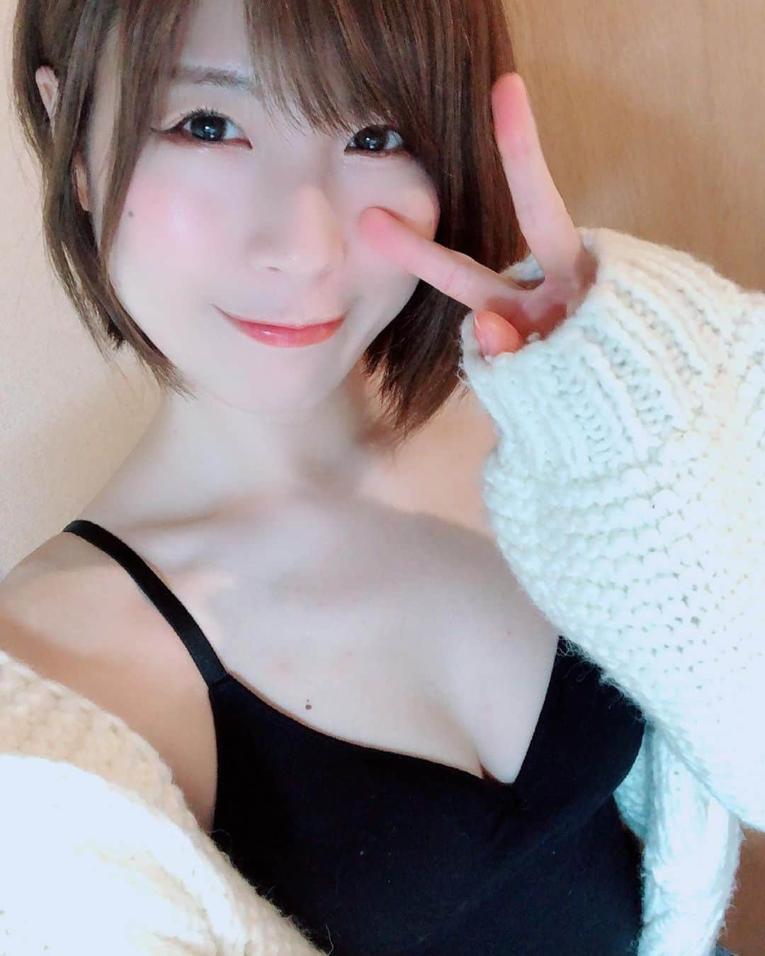 相原みぃのインスタグラム：「ショートヘアお姉さん、好き？🥰 ・ ・ #グラドル #ポートレート #フリーモデル #グラビア #フリーランス #ポートレートモデル #被写体 #撮影会 #写真好きな人と繋がりたい #カメラ好きな人と繋がりたい #くびれ #美脚 #撮影依頼 #仕事依頼 #ミリドル #portrait #shotting #japanesegirl #cute #kawaii #followme #お尻」