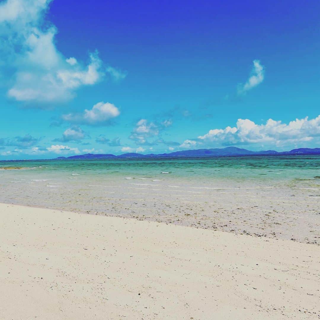 【公式】星野リゾート　リゾナーレさんのインスタグラム写真 - (【公式】星野リゾート　リゾナーレInstagram)「本日小浜島は気温は24度の快晴で、初夏のような陽気に包まれています。ホテル隣接のビーチの白砂と海の青さに癒される気候です。ビーチから少し海の中に目を向けるとたくさんの種類のサンゴやカラフルな魚に出会うことが出来ます。#星野リゾートリゾナーレ小浜島 #リゾナーレ小浜島 #沖縄県 #小浜島 #旅行 #グランドオープン #冬 #国内旅行 #女子旅 #大人の休日 #ビーチ #オンライン旅行 #おうちで旅体験 #旅行気分 #女子旅 #大人の休日 #記念日旅行 #サンゴ #hoshinoresorts #hoshinoresortsrisonare #hoshinoresortsrisonarekohamajima #risonarekohamajima #okinawa #travel #japan #onlinetravel #travelmood #grandopening #resorthotel」2月15日 21時37分 - hoshinoresorts.risonare