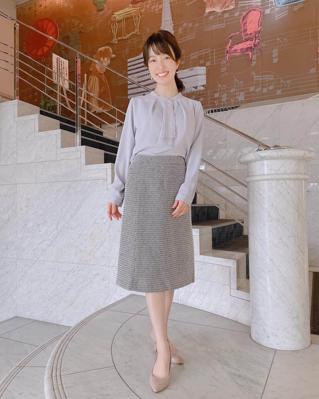原直子さんのインスタグラム写真 - (原直子Instagram)「胸元のこのデザイン好きなんですよねぇ🤤💓  私服で着てたらちょっと仕事モード過ぎるかなぁ〜🤔？ リーズナブルなのもいい〜💓  ・ 衣装 #honeys ・ ・ #アサデス  #オフィスカジュアル  #オフィスコーデ  #30代ファッション  #30代コーデ」2月15日 21時38分 - naoko_15_hara