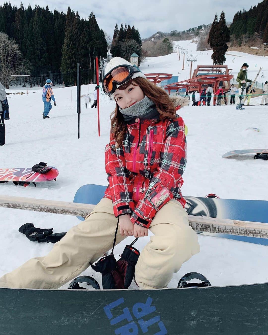 のインスタグラム：「. 予想通り、全身筋肉痛です！（笑）﻿ ﻿ 久々のスノボ楽しかった〜！！🏂✨﻿ ﻿ ﻿ ﻿ #スノボ女子#スノボ#スノボー女子#スノーボード#スノボー#スノボウェア#ハチ北#ハチ北スキー場#snowboarding#snow#valentine#valentineday」