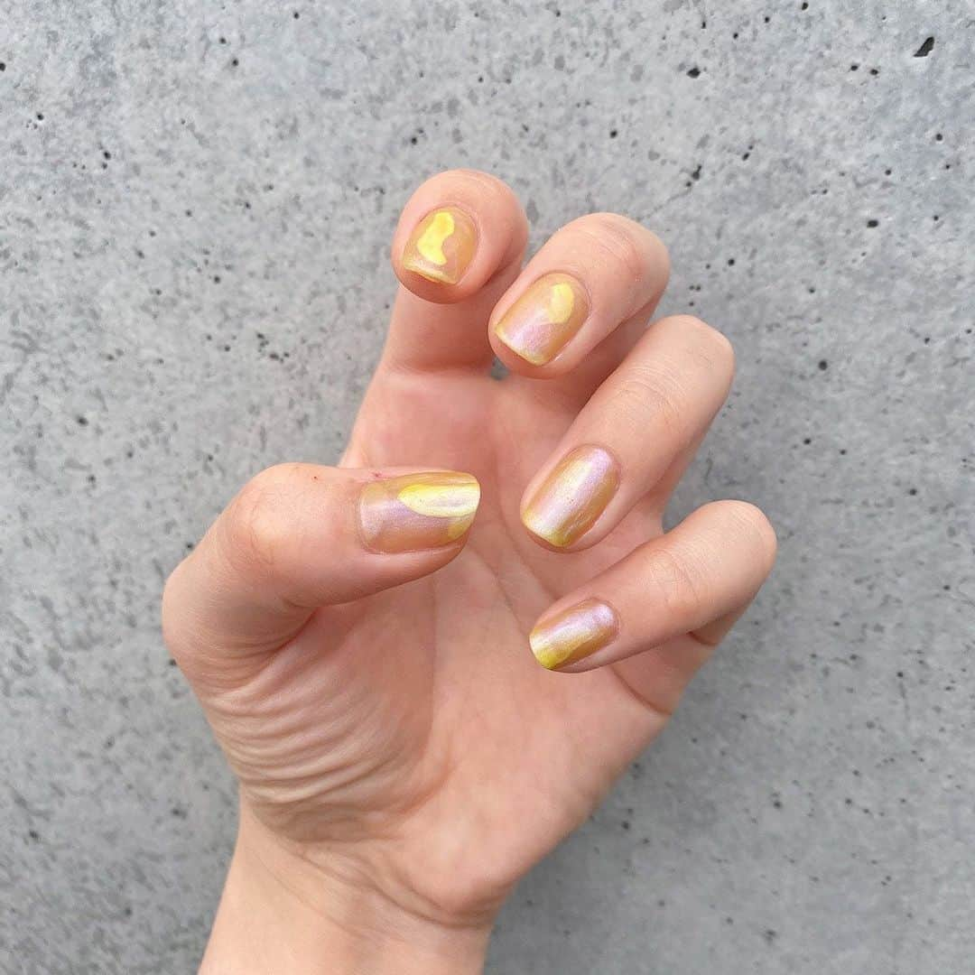 ginza magazineさんのインスタグラム写真 - (ginza magazineInstagram)「【とっておきのセルフネイル💅】 「Ten nail」オーナー・秋山かなさんが簡単デザインをレクチャーしてくれました！試してみたらぜひ @ginzamagazine　をタグ付けして投稿してね🎁  〈流れる偏光イエロー〉 ①ベースコートを塗る  ②白のポリッシュでランダムにペイントする  ③乾いたらその上からピスタチオカラーを重ね塗りする  ④マットのトップコートを塗って完成です  詳しくは『とっておきのセルフネイル』で検索して記事をチェック🔍 @ginzamagazine  #ginzamagazine #ネイル #ネイルデザイン #セルフネイル #ネイルアイデア #ネイルアート #ネイルケア #春ネイル #ネイルカラートッパー #コスメレポ #コスメ部 #美容 #cosmetics #cosme #beauty #nail #selfnail #mojonail #Tennail #秋山かな #イエローネイル #💅」2月15日 21時39分 - ginzamagazine