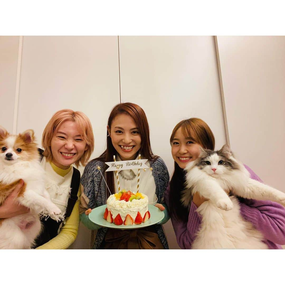 田野アサミさんのインスタグラム写真 - (田野アサミInstagram)「🎂👯‍♀️🐶🐱.  『I was happy. I didn't notice the surprise.🤯🎂』  少し前にお誕生日だからと きちんと対策をした上で（ここ大事。） サプライズをしてくれた2人。 お誕生日のケーキ🎂二人の手作りなんだよ。 流れ星💫イメージケーキ🎂だって😭💕 本当に愛をありがとう❤️  ※写真撮る時だけマスク外してます I take off the mask only when taking a picture🤍. #田野アサミ#asamitano」2月15日 21時49分 - tano_asami