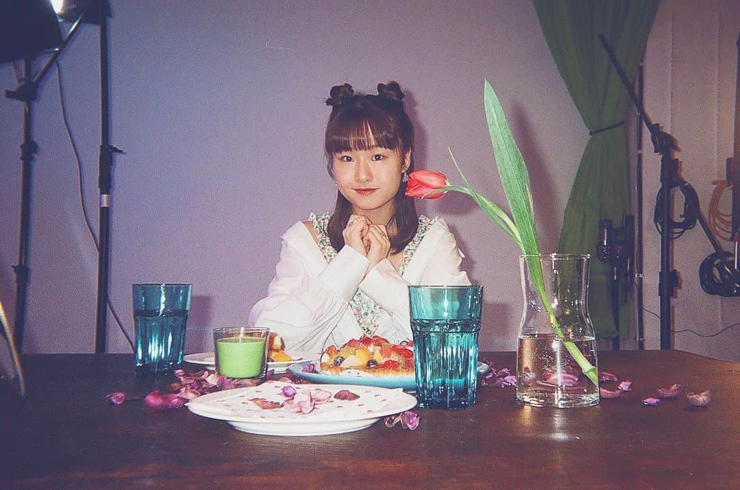 新倉愛海のインスタグラム：「セメテセメテ🌷﻿ ﻿ #アプガ2 #アイドル #MV解禁 #おだんごヘア #オフショット」