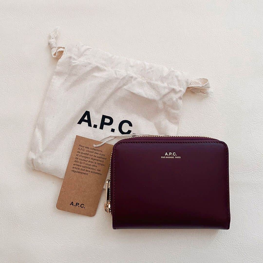 角川友紀のインスタグラム：「𓂃 ﻿ new wallet ⚪️🥀 ﻿  #apc#apcparis」