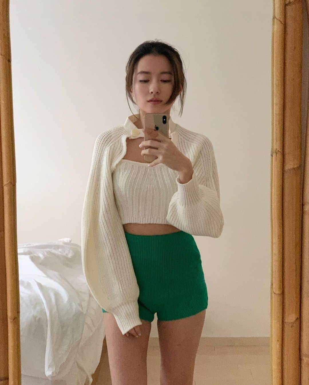 のインスタグラム：「セットアップみたいに ニットを合わせるのも好き☁️ 今日は強い雨の後に綺麗な虹が🌈✨ 感動した時間だった💚」