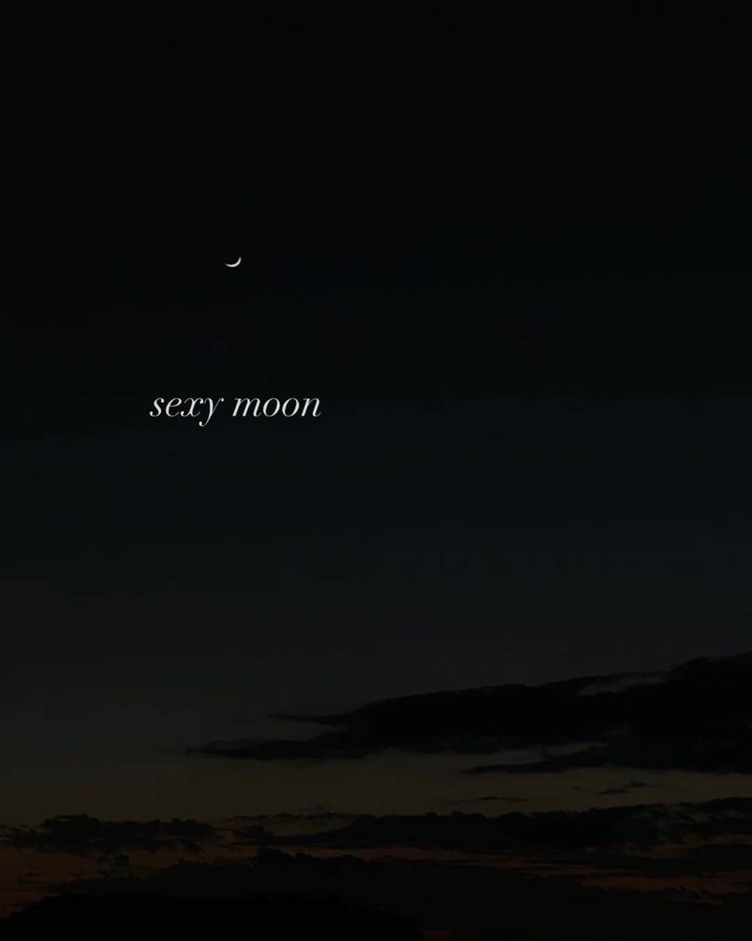 のインスタグラム：「🌙 crescent」