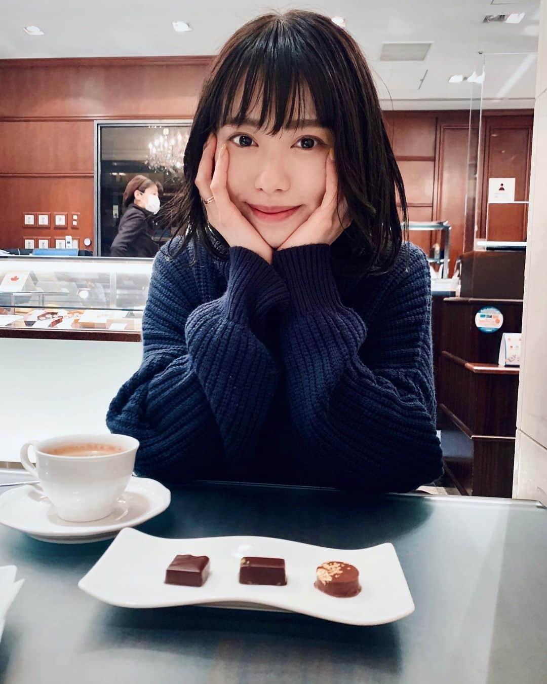 端田三奈未さんのインスタグラム写真 - (端田三奈未Instagram)「2/14🍫﻿ ﻿ ﻿ バレンタインということもあり、チョコレートと焼肉を食べました。﻿ 冗談抜きで、涙が出るくらい美味しかった🥲﻿。 ﻿ 当たり前に食べてたご飯って、本当にありがたいことなんだなって切実に思う~。毎日の食に感謝だな🙏﻿ ﻿ "当たり前“に気づけただけで、この期間は本当に良い経験だな~! 今日からまた、あと2週間! 頑張るぞ🔥🔥🔥🏋️‍♀️﻿ ﻿ #chocolatiepaletdor １時間待ったけど美味しすぎた、再来して思い切り食べよ🤤 ﻿ ﻿ ﻿ ﻿ ﻿ ﻿ ﻿ #バレンタイン2021 #ショコラティエパレドオール #新丸の内ビル #東京駅カフェ #ショコラティエ」2月15日 21時51分 - scr_mi