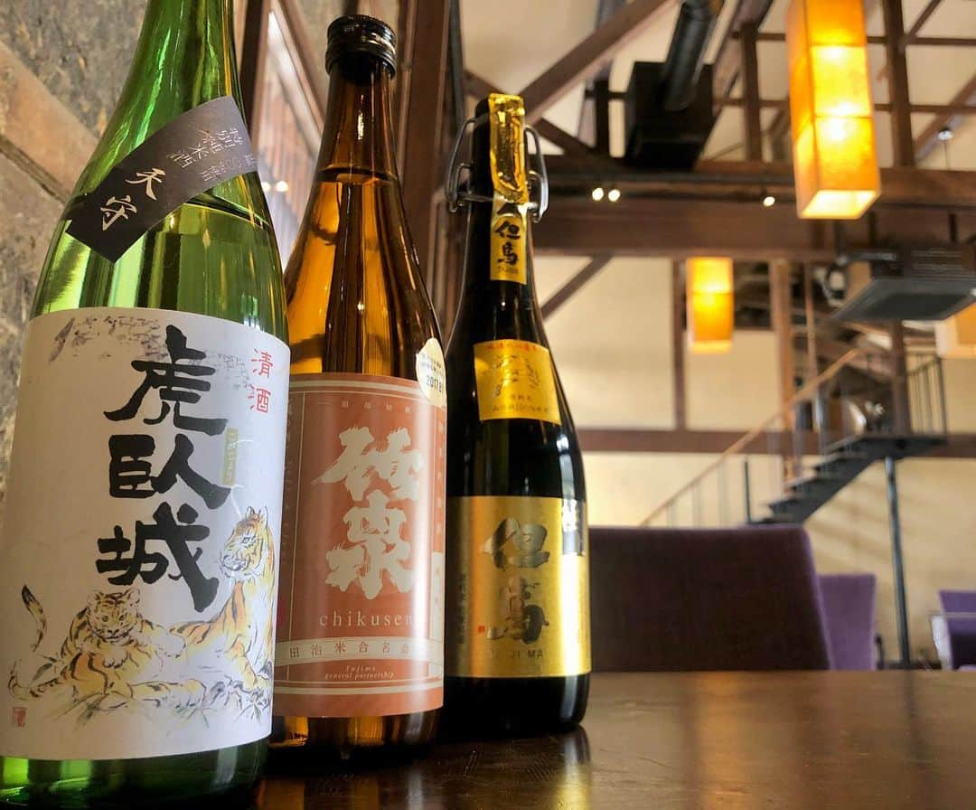 竹田城 城下町 ホテルEN（えん）のインスタグラム：「【地域の蔵元応援！『とことん日本酒プラン』紹介】  \地酒3種飲み比べ＆部屋飲みセット＆酒粕風呂（2食付）/  地元の蔵元と日本酒の魅力を体感していただきたく、 チェックインからチェックアウトまで、地元の日本酒をとことん楽しめるプランをご用意いたしました。 長く愛され続ける地元酒造の美酒に酔いしれる贅沢な旅を！  ◯おすすめポイント◯ 【1】夕食は、地産地消のフルコースと地酒のマリアージュ 【2】お部屋で愉しむ日本酒×地元産おつまみプレゼント 【3】美肌効果抜群の酒粕風呂で心身ともにリラックス 【4】歴史あるまちなみの中で日常を忘れリフレッシュ  〈ディナータイムには〉 〜地元日本酒3種飲み比べ〜 ・虎臥城 天守 ・竹泉 純米吟醸 雄町 ・但馬 超特選大吟醸 極  〈お部屋の中では〉 〜お部屋飲みセット〜 ・純米吟醸天空の城300ml ・スタッフ厳選おつまみ  〜酒粕風呂〜 ・地元但馬木村酒造の酒粕風呂  酒造のご紹介 ▼田治米酒造 元禄時代より、地域のお米や敷地内の井戸水を使用し、伝統を守りながら酒造りをされています。 米、一粒ひと粒の旨みを最大限に引き出した、熟成・純米・燗酒な日本酒が特徴です。 http://www.chikusen-1702.com/ ▼此の友酒造 元禄時代より、手造り一筋の小さな蔵。全国新酒鑑評会「金賞」受賞を受賞するほどの実力を持たれています。 但馬杜氏の伝統の技、それらが織りなす香りと味わいは、地元の人たちにも愛され続けています。 http://konotomo.jp/  地元酒造に関してはまた詳しく紹介投稿させていただきます。お楽しみに！！  ご予約はこちら公式HPから承っております。 http://www.takedacatsle.jp/」