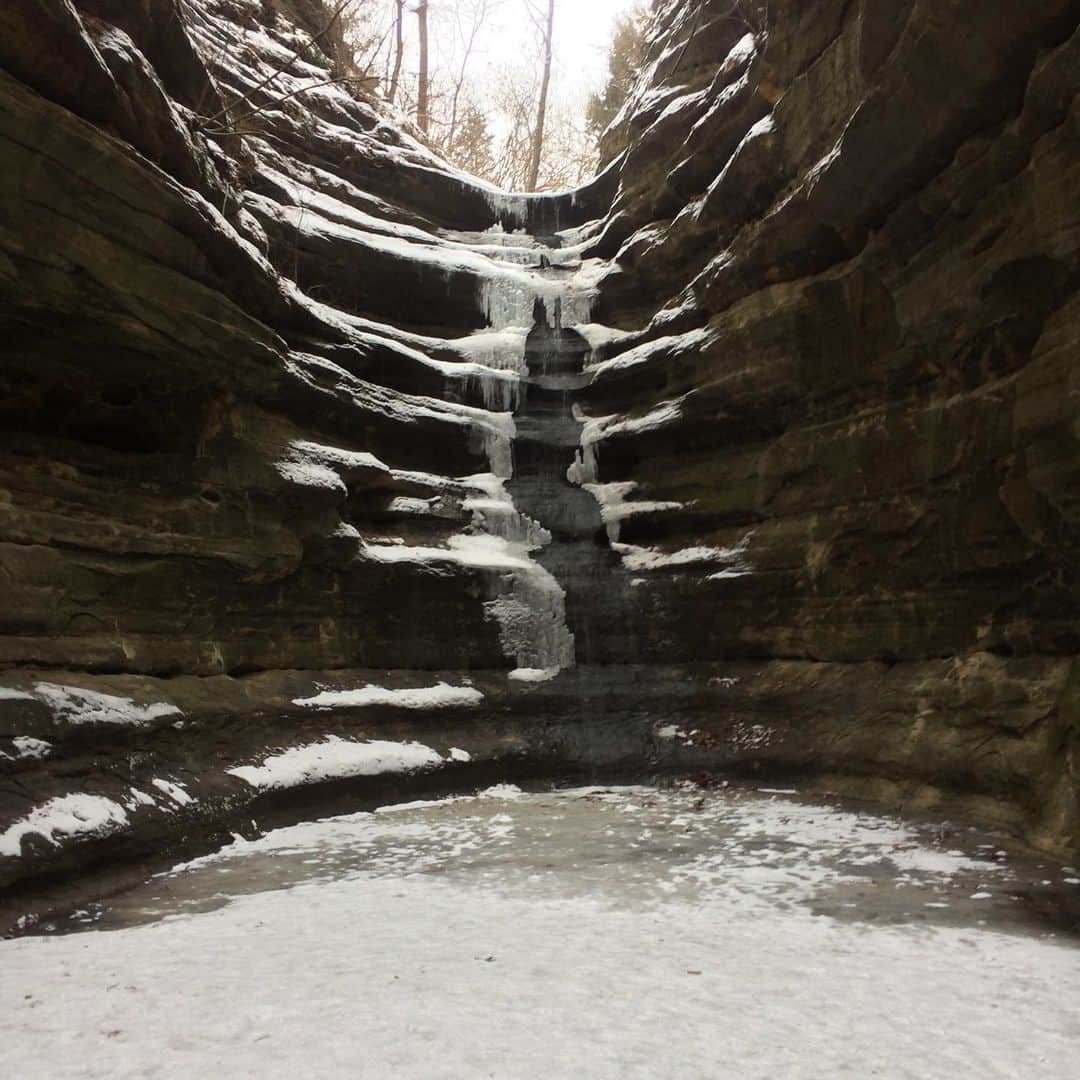 ラリー・ギリアード・Jrさんのインスタグラム写真 - (ラリー・ギリアード・JrInstagram)「My second adventure of 2021 was a very ICY hike up “Starved Rock”! The ice was so slick in some places that we literally had to crawl to get through. First time seeing and standing in a frozen waterfall! BEAUTIFUL! #hiking #starvedrock #starvedrockstatepark #iceandsnow #snowandice #nature #outdoors #outdooradventures #live #2021」2月15日 21時54分 - thereallgjr
